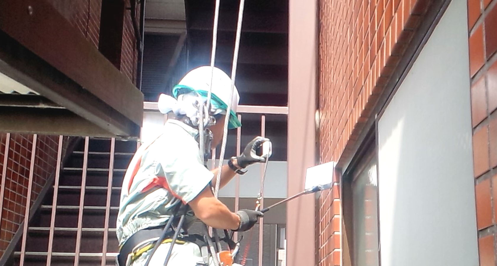 高層ビルの外壁調査・コンサルティングはガラス清掃.jpにお任せください