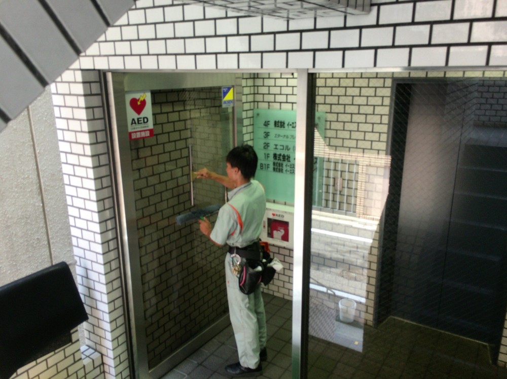 東京都文京区のEビル　ガラス清掃